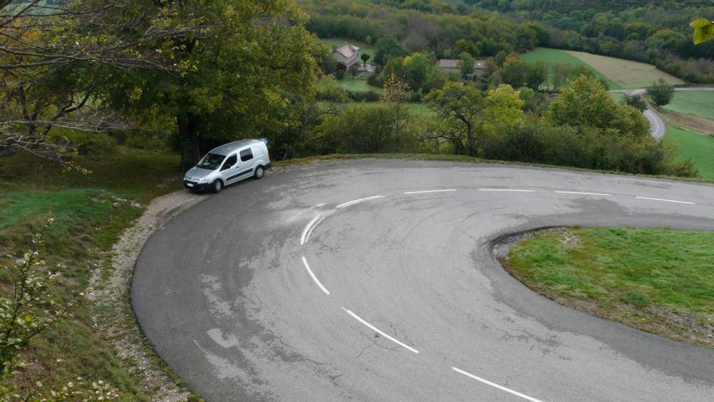 deuxième épingle dans le col de Carri, accès grotte des ferrières