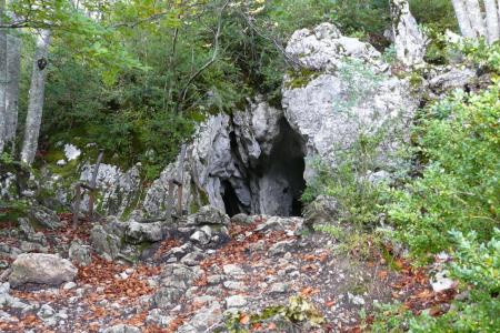 Arrivée à la grotte des Ferrières