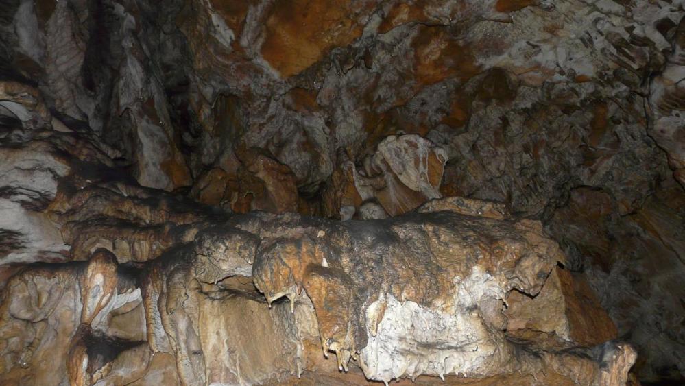 couleurs contrastées à la grotte des Ferrières