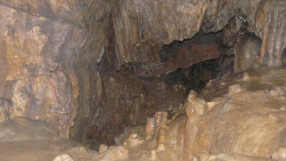 sous une apparence austère, la grotte des Ferrières se révèle assez surprenante !