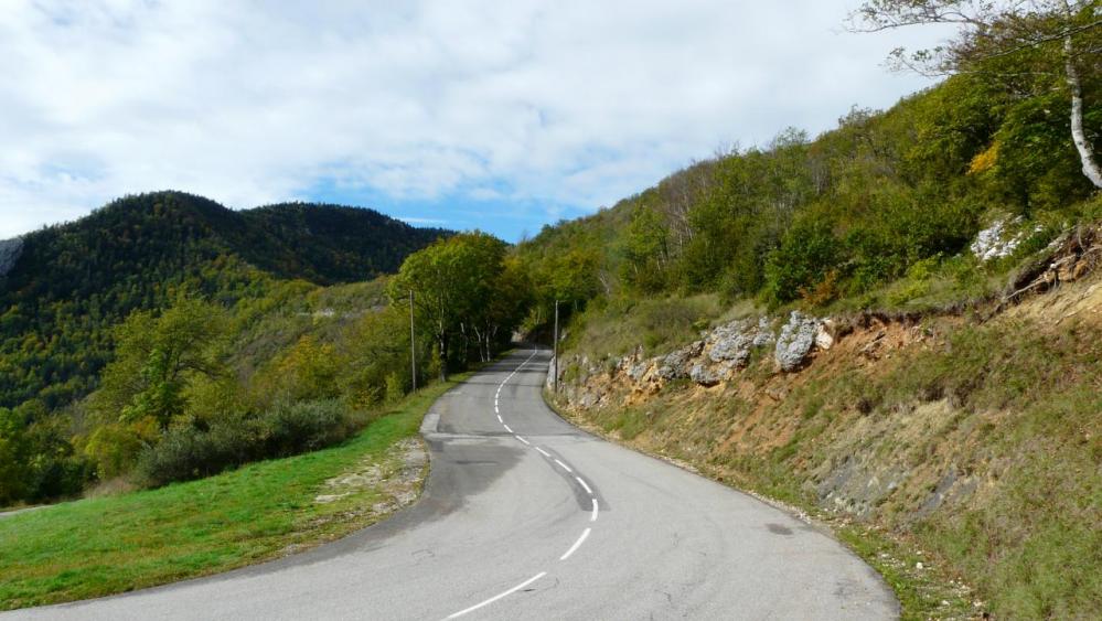 la montée du col vue depuis la deuxième épingle après La Chapelle.