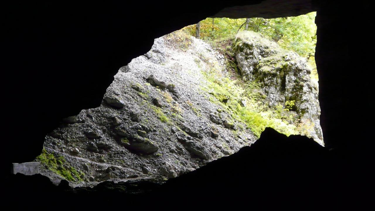 l' entrée de la grotte du Brudour vue de l' intérieur