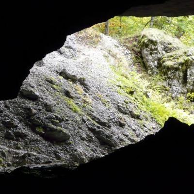 l' entrée de la grotte du Brudour vue de l' intérieur