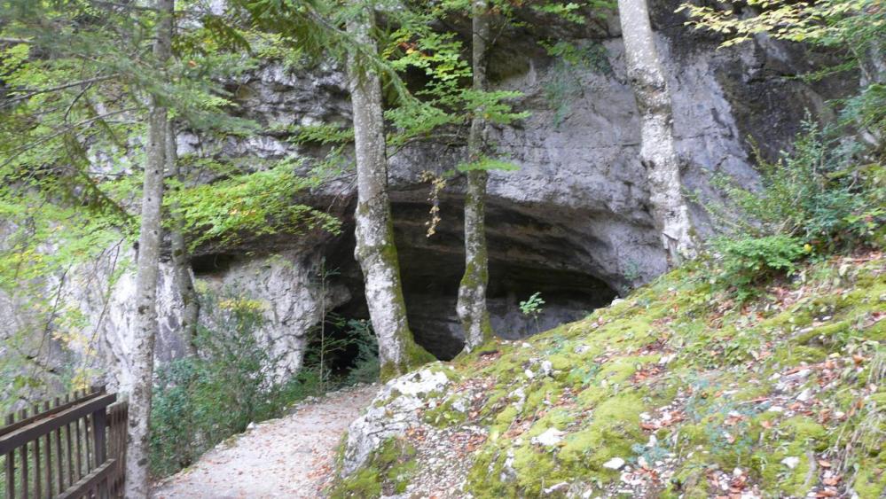 l' entrée de la grotte de la Luire