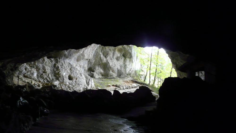 retour vers la sortie de la grotte de la Luire