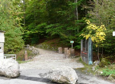 sentier de départ prés des panneaux commémoratifs