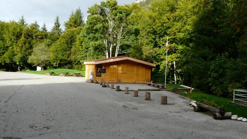 parking d' accueil de la grotte de la Luire