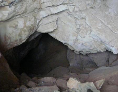 Descente dans la grotte des Clarys