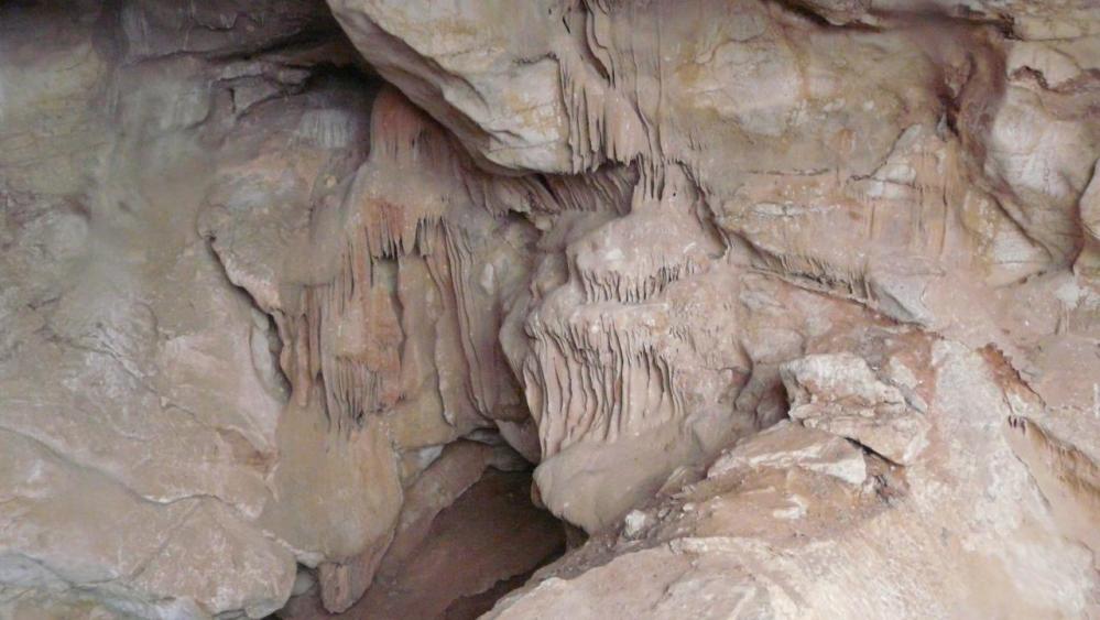 à l'entrée de la grotte des Clarys