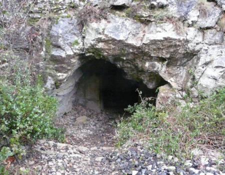 l' entrée lucarne de la grotte de la Roquette