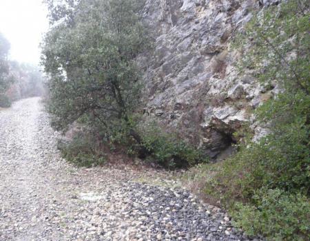 la lucarne de la grotte de la Roquette juste au bord de l' ancienne voie de chemin de fer en face des ruines du chateau de la Roquette