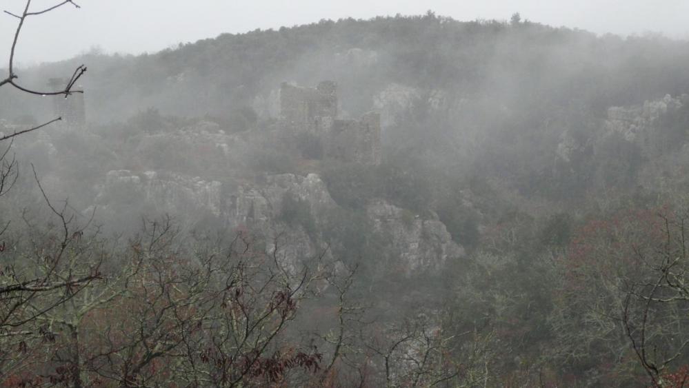 le chateau (ruines) de la Roquette dans les brumes