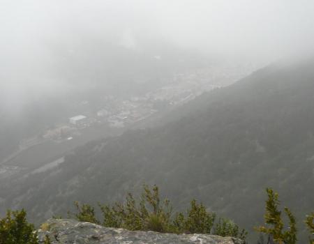 Sumène dans la brume depuis le Ranc des banes