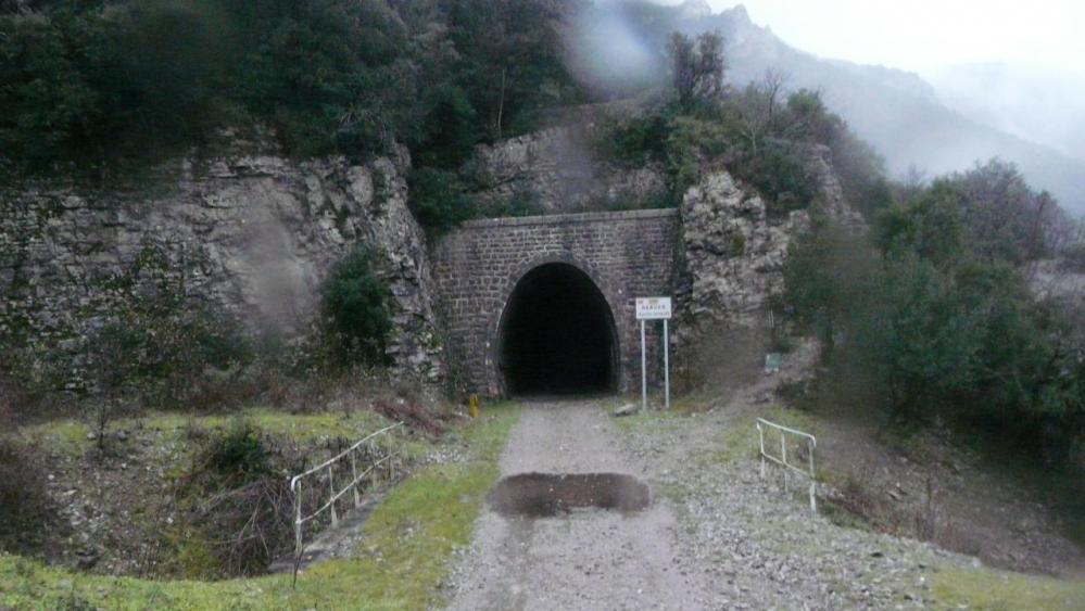 un des tunnels sur l' ancienne voie de chemin de fer qui relait Sumène à Ganges