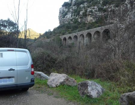 stationnement au bord de la D11 et sous un des viaducs de la ligne de chemin de fer désaffectée