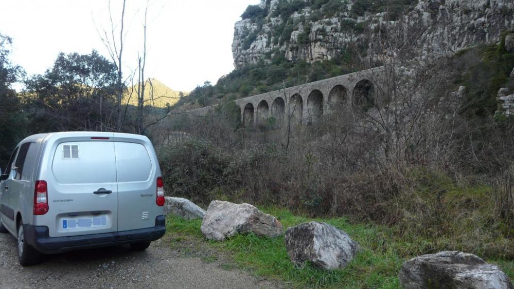 stationnement au bord de la D11 et sous un des viaducs de la ligne de chemin de fer désaffectée