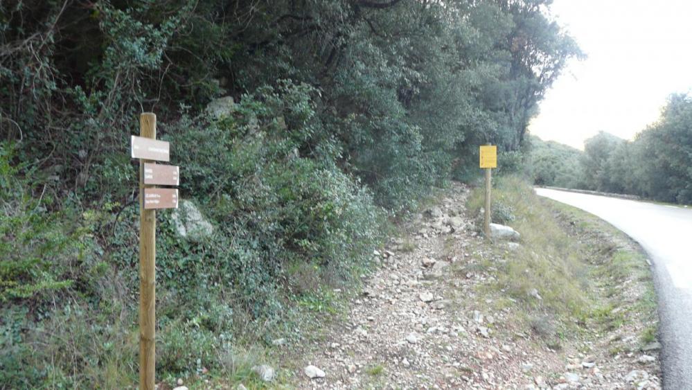 chemin d' accès depuis la D11 entre Domène et Ganges