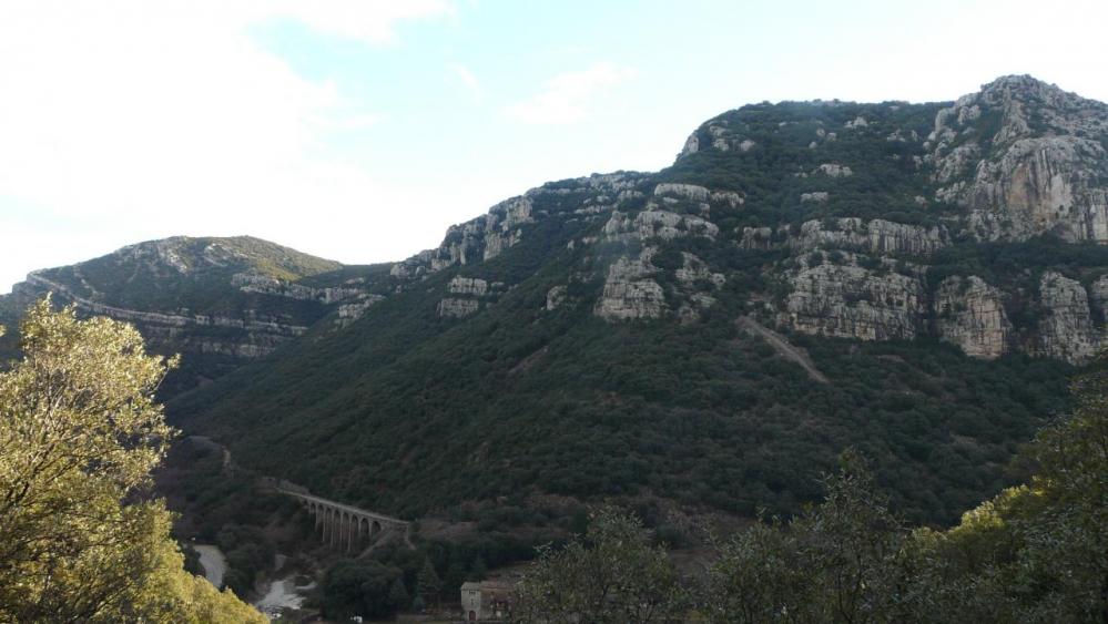 Vue splendide sur la vallée du Rieutord et sur l' ancienne voie de chemin de fer