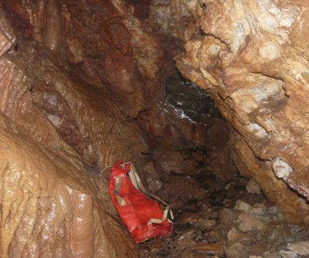 juste après l' entrée de la grotte des deux fours