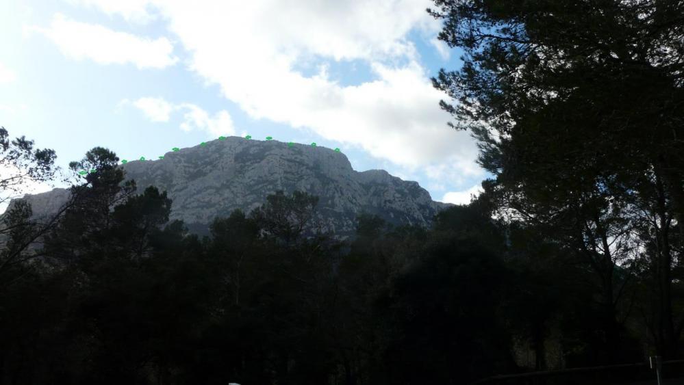 l' arête ouest du pic St Loup vue de l' Hortus