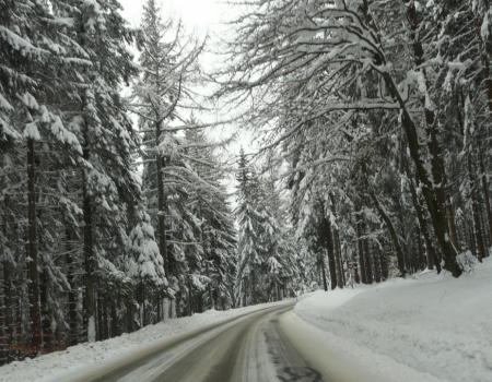 la route d' accés par le haut depuis le col du Bonhomme ... il ya de la neige !
