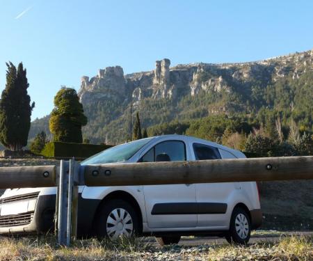 les rochers de la via de Florac (à gauche) depuis le parking des camping car à Florac