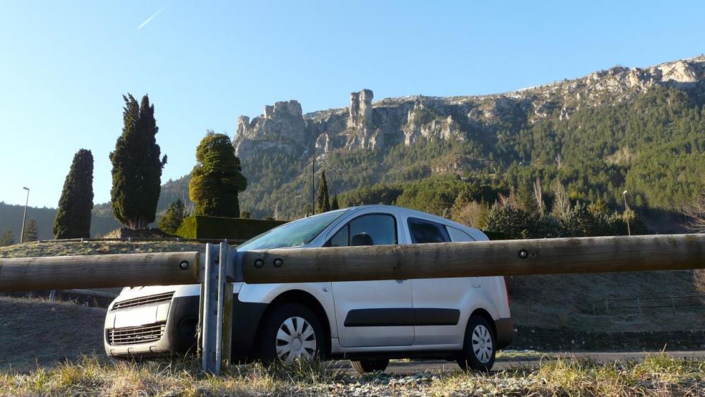 les rochers de la via de Florac (à gauche) depuis le parking des camping car à Florac