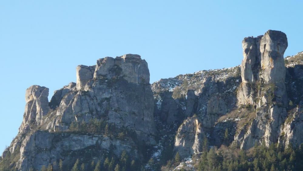 le site de la via ferrata de Florac vu depuis le parking camping car de Florac