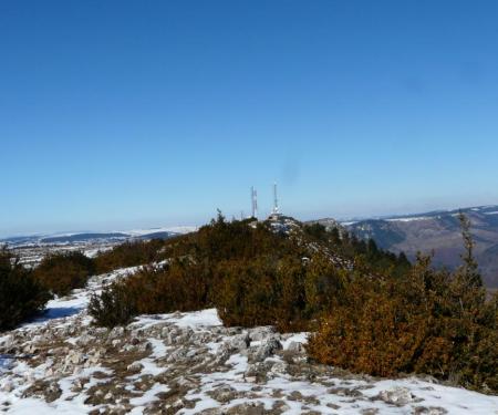 Les antennes et le sentier qui mène à la via