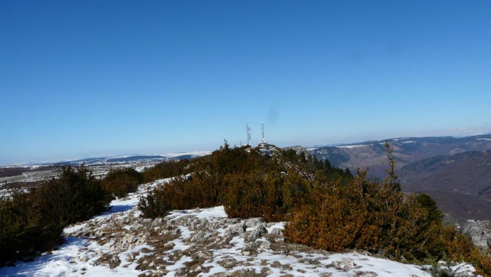 Les antennes et le sentier qui mène à la via