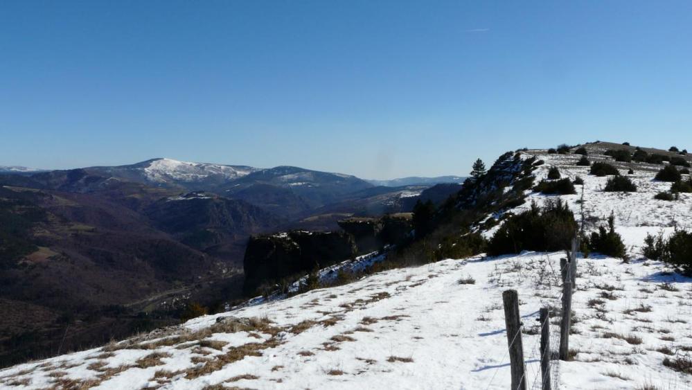 le site de la via ferrata vu du haut (à gauche), à droite le sentier d' accès