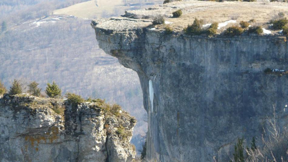 le surplomb de la via ED de Florac (photo prise en hiver depuis le chemin d' accès)