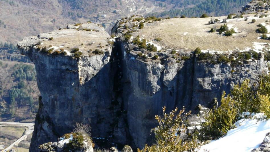 passerelles et belles verticales !Site de sortie de la via de Florac (photo prise en hiver)