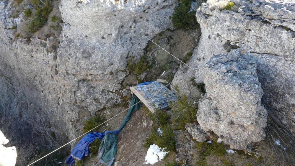 le stockage du materiel dans un des petits canyon de la via