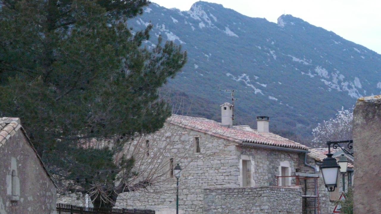 le pic St loup vu depuis le village de Cazevieille