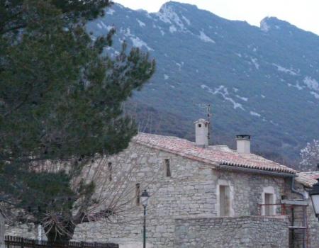 le pic St loup vu depuis le village de Cazevieille