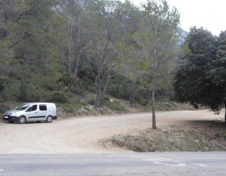 le parking pour aller au château et à la grotte de l' Hortus depuis la D1