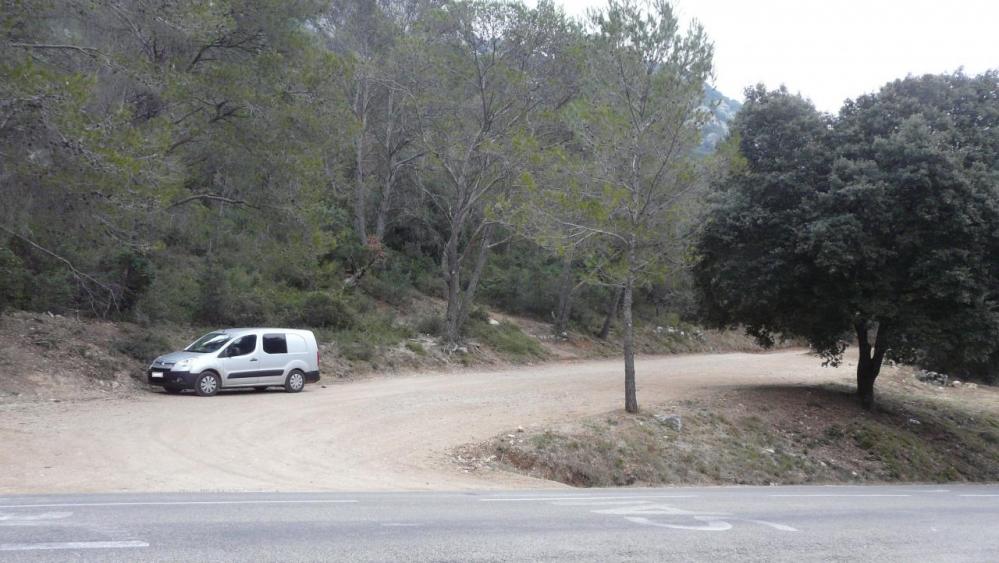 le parking pour aller au château et à la grotte de l' Hortus depuis la D1