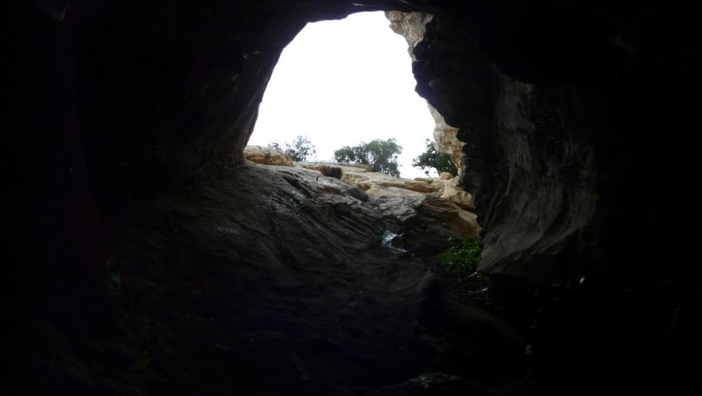 la descente un peu glissante dans la grotte de l' Hortus