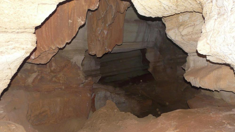 autre point de vue sur les pendeloques de la grotte de l' hortus