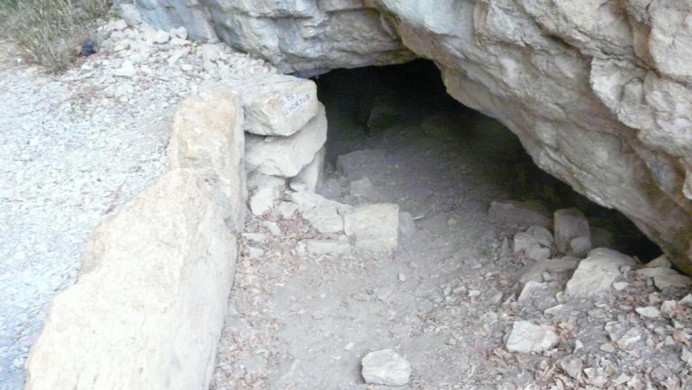 la sortie N°2 de la grotte de l' Hortus
