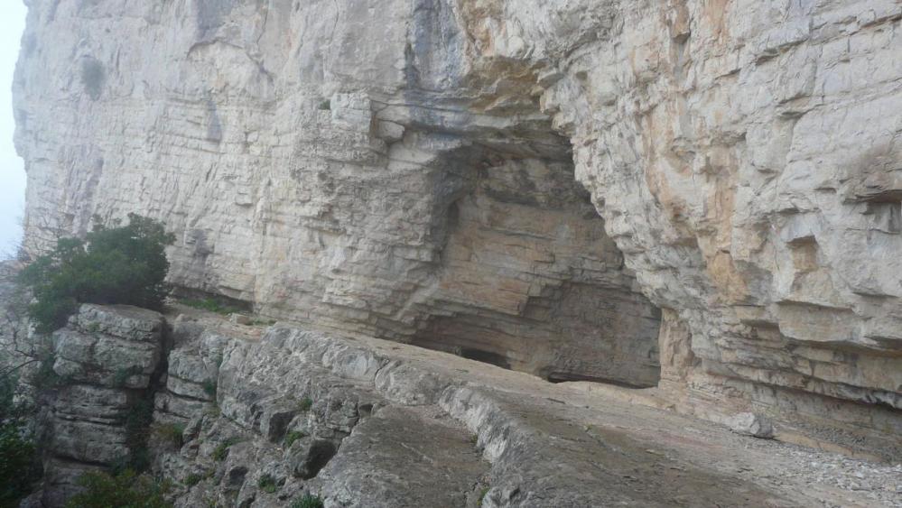 retour à l' entrée 1 de la grotte de l' Hortus