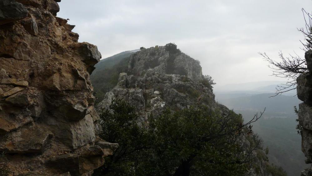 vue sur le début du chemin qui passe par la crête de l' Hortus