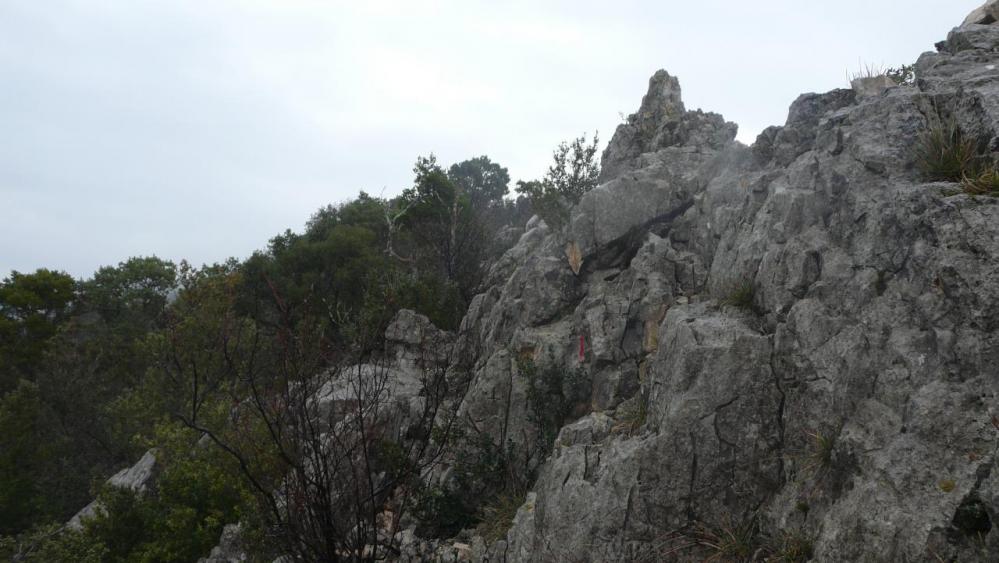 les marques rouges du sentier de crête