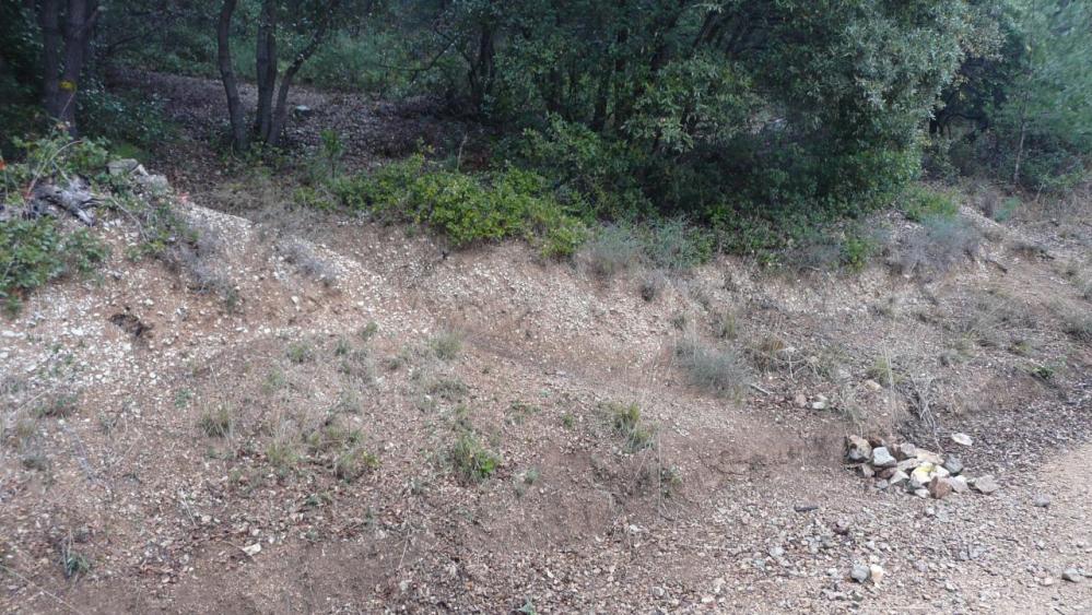 départ du sentier vers le château ,à gauche;500m après le parking