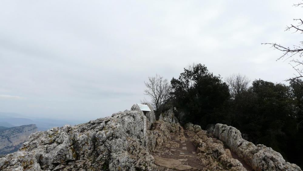 la sente qui part vers l' arête est