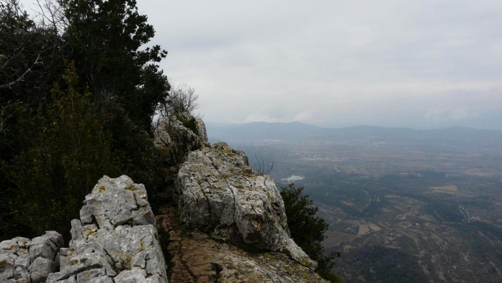 l' itinéraire passe en bordure de l' à pic (pic St Loup)