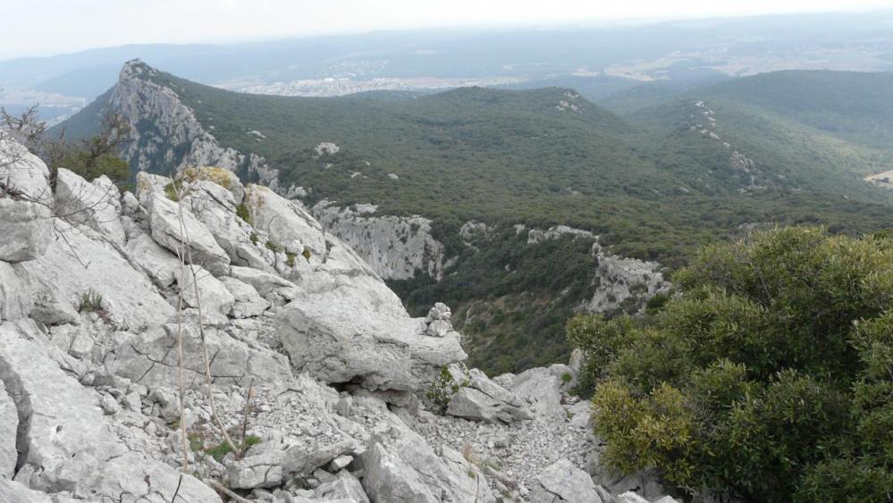 pic st Loup arête est, quand il n' y a plus de peinture, les cairns sont les bienvenus !