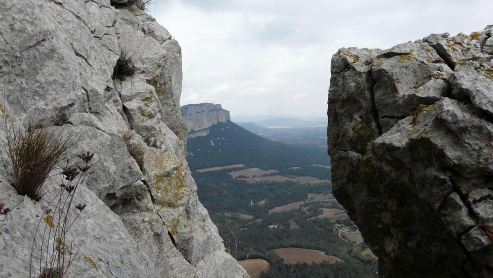 une belle faille dans l' arête du pic St Loup laisse apparaître l' Hortus