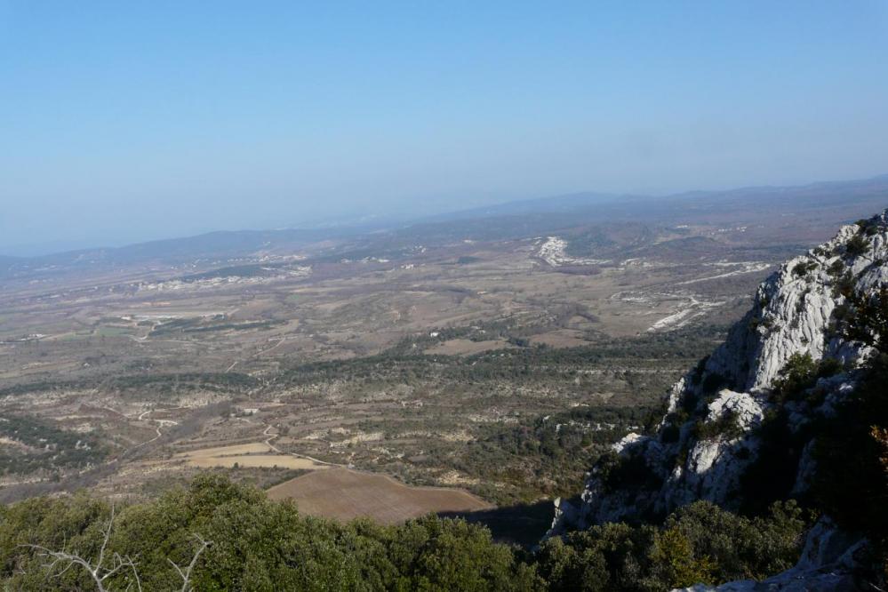 en direction du pic St Loup arête ouest (versant nord à gauche)